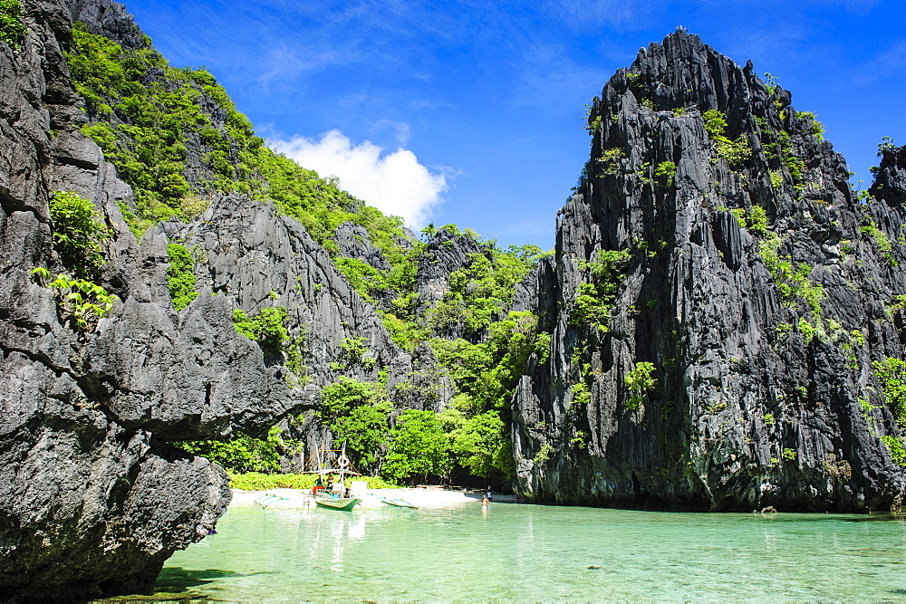 Crystal clear water in the Bacuit archipelago, Palawan, Philippines, Southeast Asia, Asia