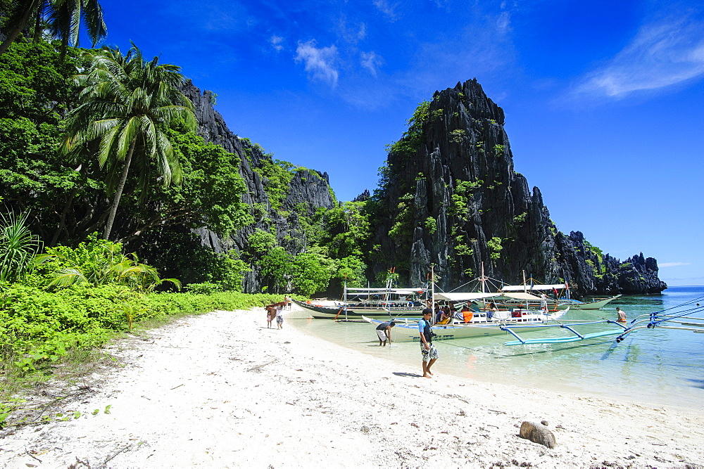 Outrigger boats on a sandy bay in  the Bacuit archipelago, Palawan, Philippines, Southeast Asia, Asia