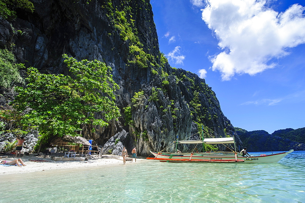 Outrigger boat in the crystal clear water in the Bacuit archipelago, Palawan, Philippines, Southeast Asia, Asia