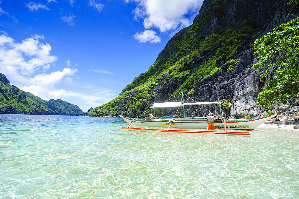 Outrigger boat in the crystal clear water in the Bacuit archipelago, Palawan, Philippines, Southeast Asia, Asia