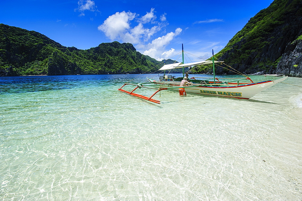 Outrigger boat in the crystal clear water in the Bacuit archipelago, Palawan, Philippines, Southeast Asia, Asia