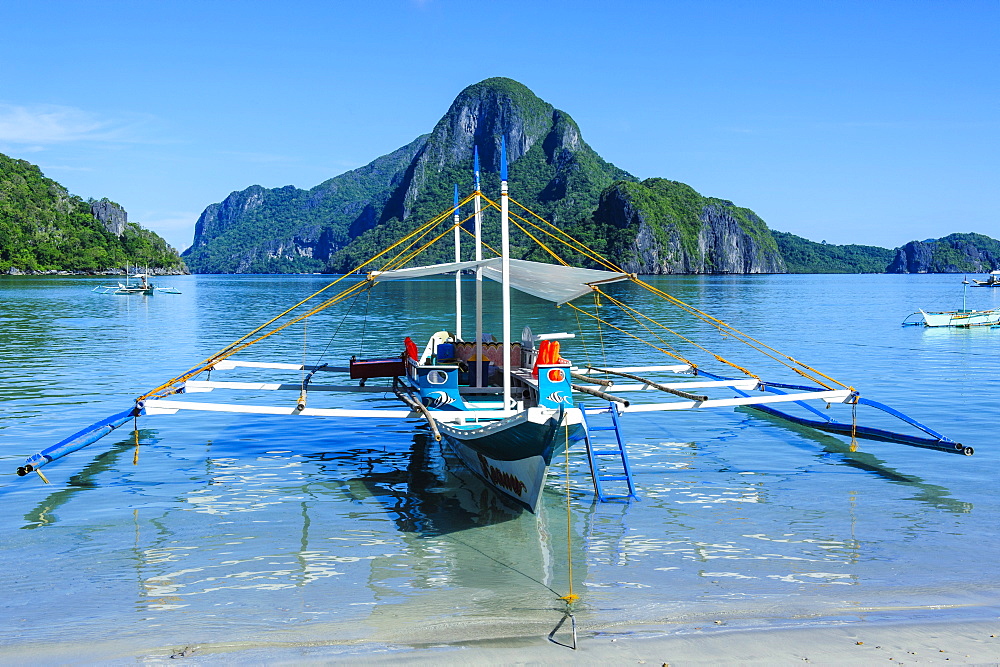 The bay of El Nido with outrigger boats, Bacuit Archipelago, Palawan, Philippines, Southeast Asia, Asia