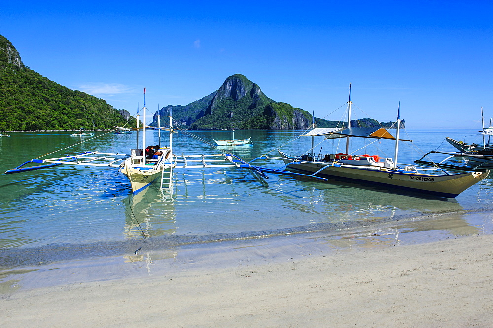 The bay of El Nido with outrigger boats, Bacuit Archipelago, Palawan, Philippines, Southeast Asia, Asia