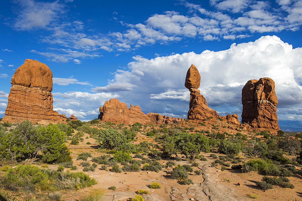 Balanced Rock, Arches National Park, Utah, United States of America, North America