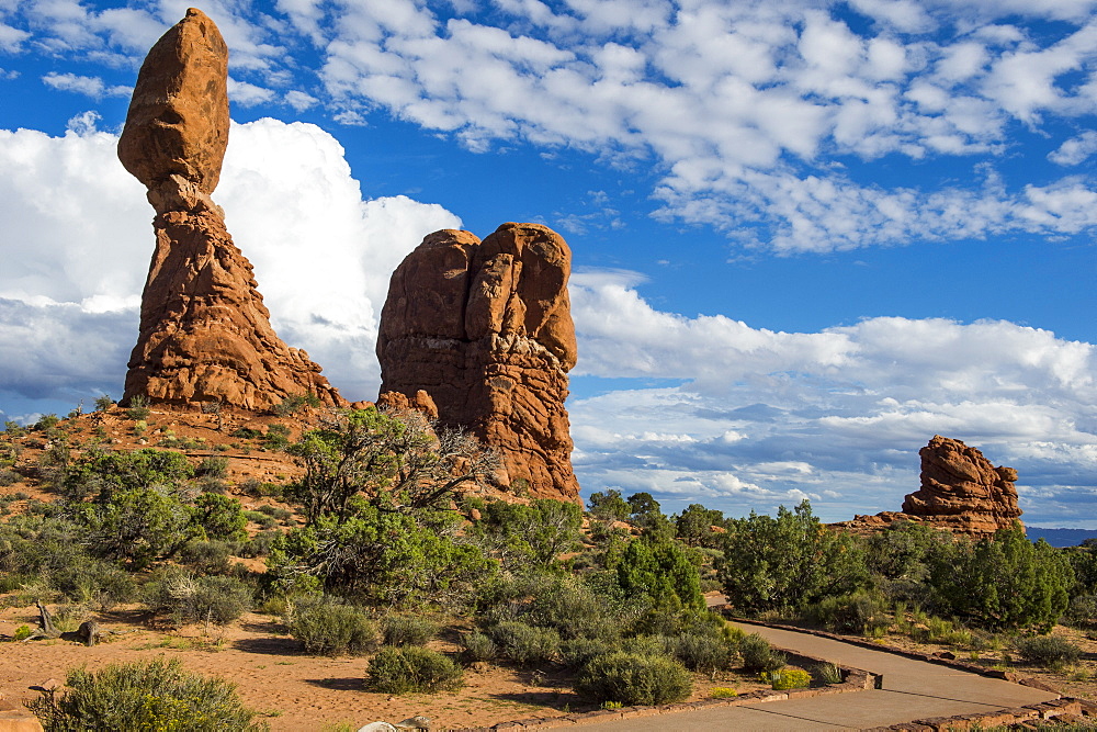 Balanced Rock, Arches National Park, Utah, United States of America, North America