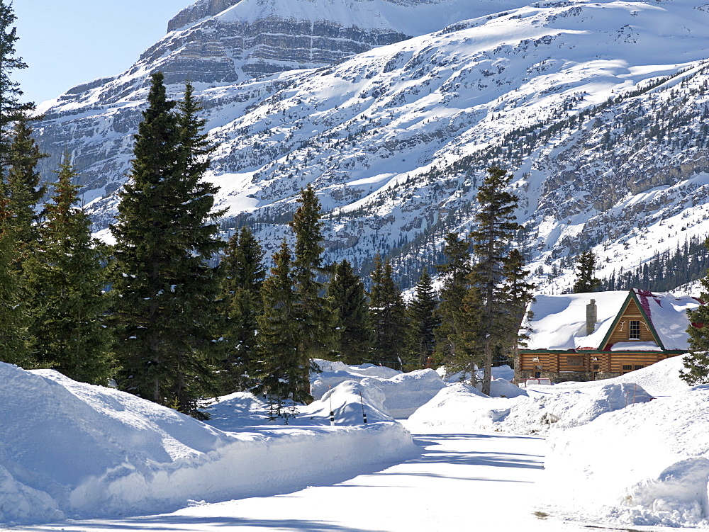 Simpson's Num-Ti-Jah Lodge in winter, Banff National Park, UNESCO World Heritage Site, Alberta, Rocky Mountains, Canada, North America