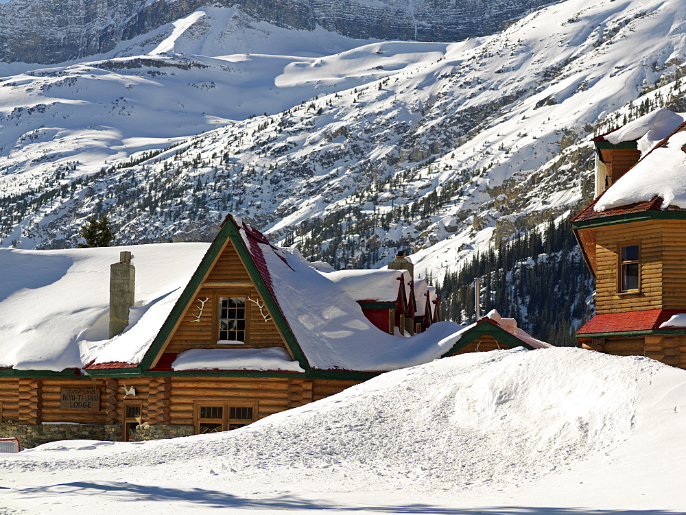 Simpson's Num-Ti-Jah Lodge in winter, Banff National Park, UNESCO World Heritage Site, Alberta, Rocky Mountains, Canada, North America