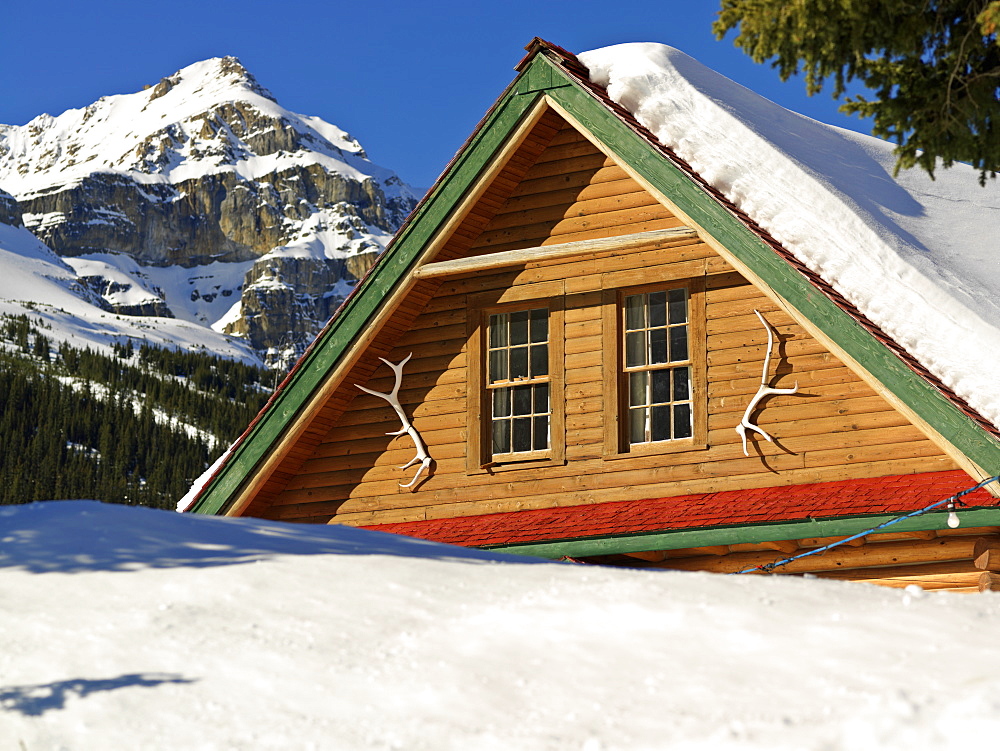 Simpson's Num-Ti-Jah Lodge in winter, Banff National Park, UNESCO World Heritage Site, Alberta, Rocky Mountains, Canada, North America