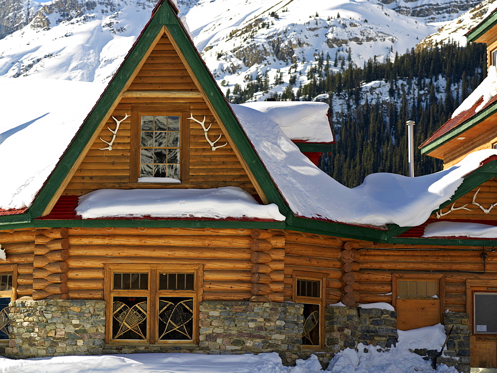 Simpson's Num-Ti-Jah Lodge in winter, Banff National Park, UNESCO World Heritage Site, Alberta, Rocky Mountains, Canada, North America