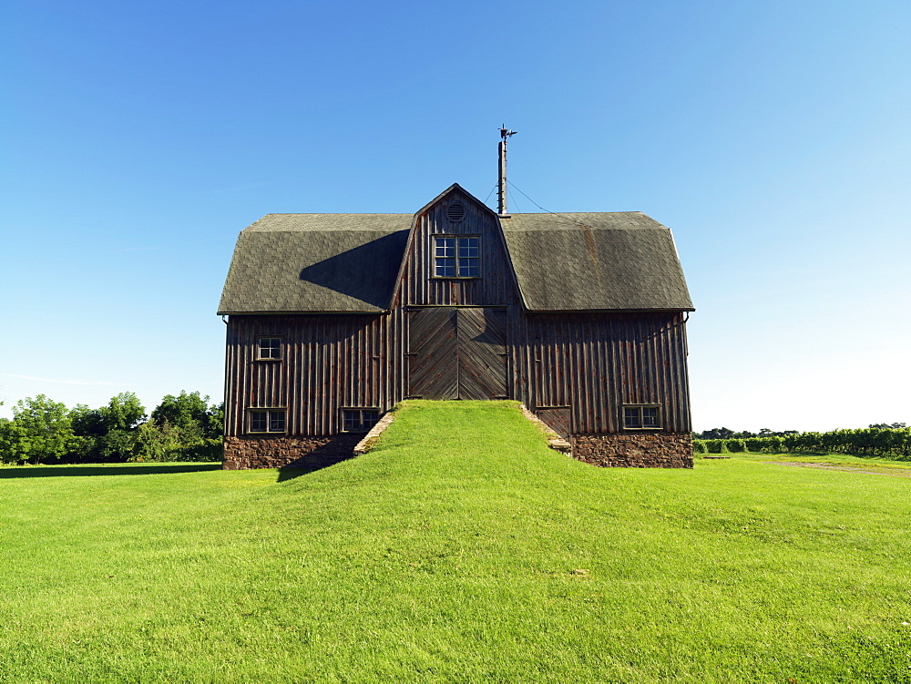 Wooden barn dating from circa 1870, in the summer, St. Catharines, Niagara Region, Ontario, Canada, North America