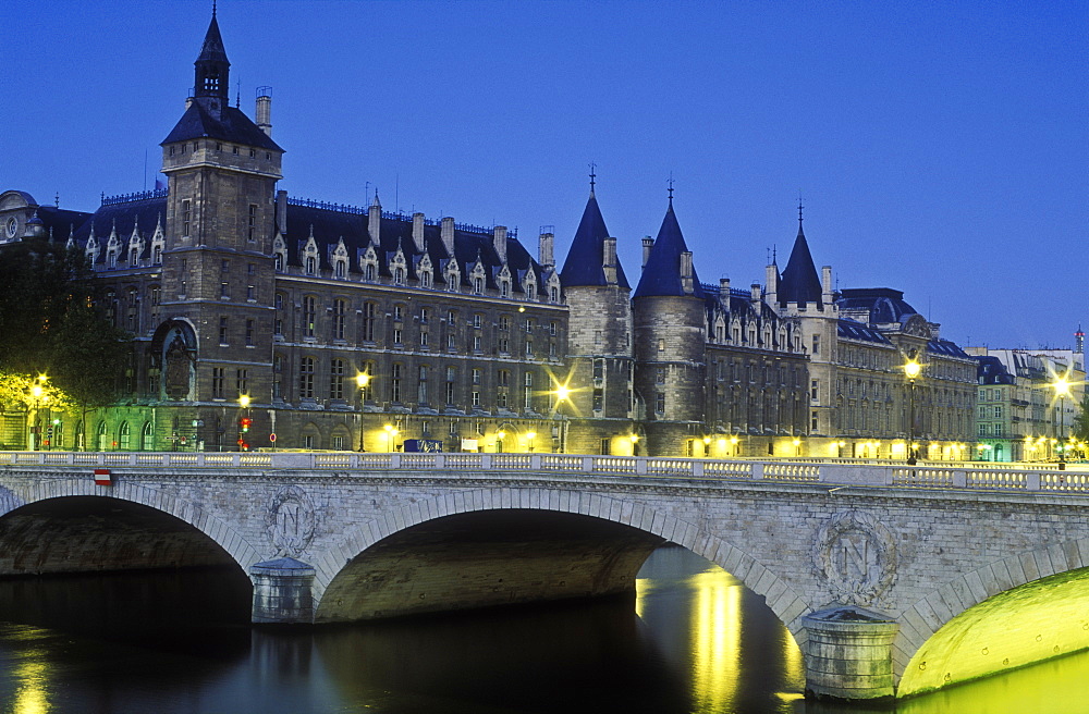 Conciergerie, the prison used during the French Revolution, and the Pont au Change over the River Seine at dawn, Paris, France, Europe