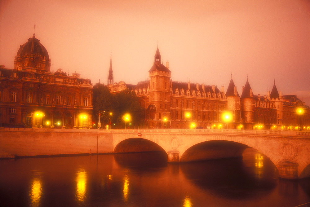 Conciergerie, the prison used during the French Revolution, and the Pont au Change over the River Seine at dawn, Paris, France, Europe