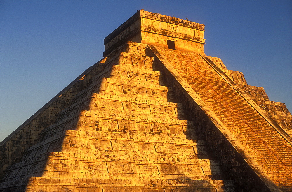 The Pyramid of Kukulcan (El Castillo), Chichen Itza, UNESCO World Heritage Site, Mexico, North America