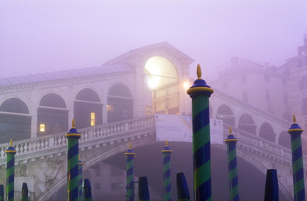 The Rialto Bridge with fog and mist, Venice, UNESCO World Heritage Site, Veneto, Italy, Europe