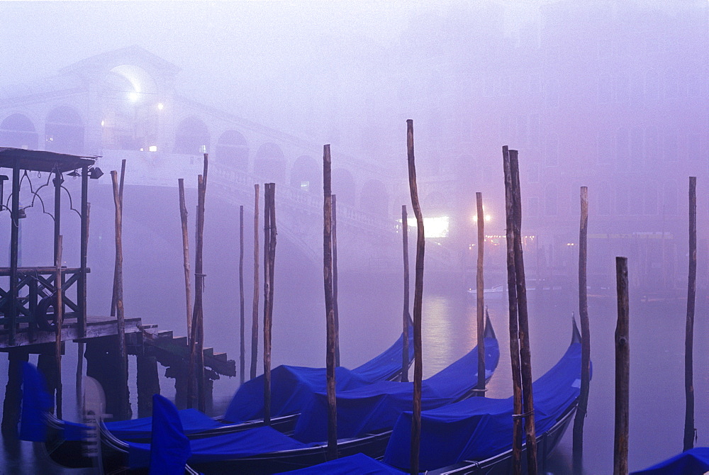 Grand Canal and Rialto Bridge on a foggy evening, Venice, UNESCO World Heritage Site, Veneto, Italy, Europe