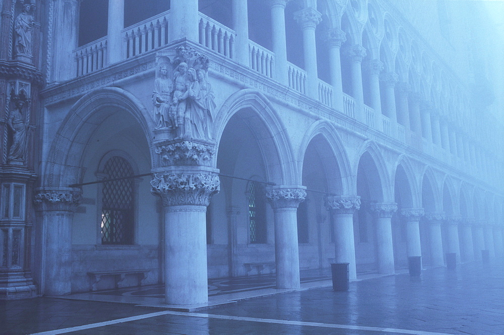 Exterior of the Doge's Palce (Palazzo Ducale) facing the Piazzetta San Marco on a foggy day, Venice, UNESCO World Heritage Site, Veneto, Italy, Europe