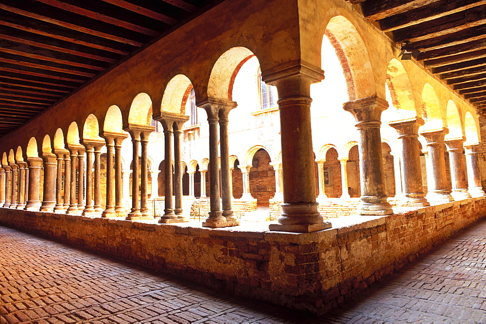 The cloister of Sant'Apollonia, the only Romanesque building in Venice, Museo Diocesano, Venice, UNESCO World Heritage Site, Veneto, Italy, Europe