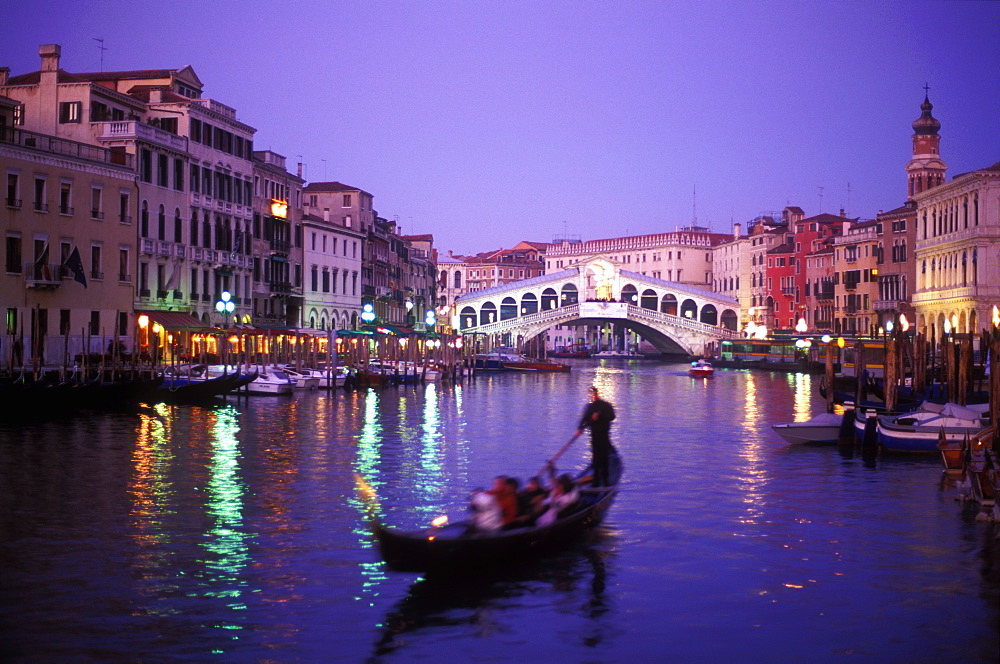 View of the Grand Canal, the Rialto Bridge and gondola at dusk, Venice, UNESCO World Heritage Site, Veneto, Italy, Europe