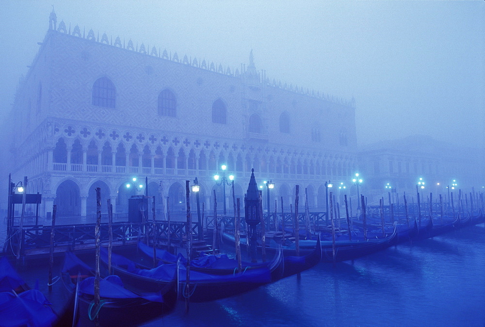 The Doge's Palace and Moro San Marco in early morning fog, Venice, UNESCO World Heritage Site, Veneto, Italy, Europe