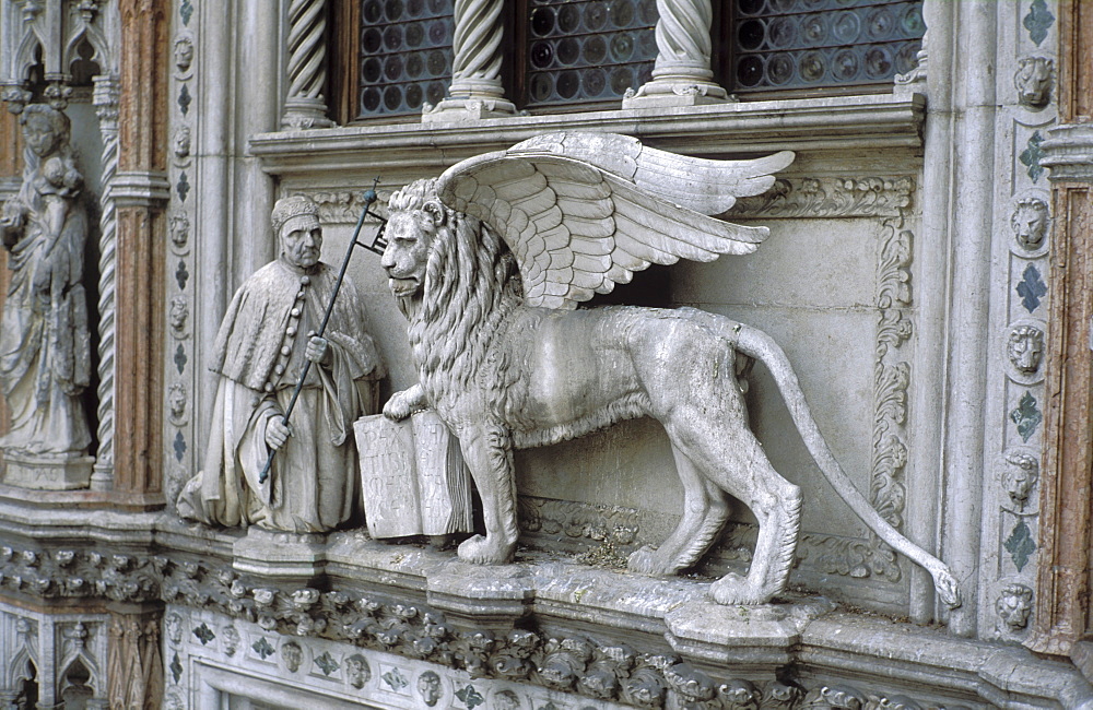 Statue of winged lion over the portal gate, Doge's Palace, Venice, UNESCO World Heritage Site, Veneto, Italy, Europe