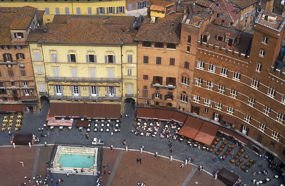 View from the Torre del Mangia of the Piazza del Campo, Siena, UNESCO World Heritage Site, Tuscany, Italy, Europe