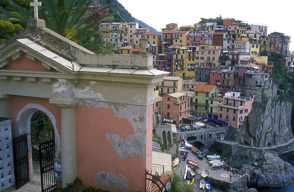 Fishing village with multi colored houses, Manarola, Cinque Terre, UNESCO World Heritage Site, Liguria, Italy, Europe