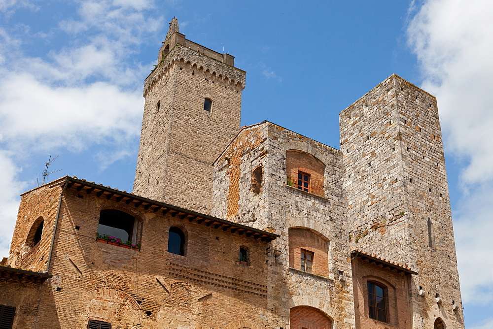 Buildings and towers overlooking Piazza della Cisterna, San Gimignano, UNESCO World Heritage Site, Siena, Tuscany, Italy, Europe