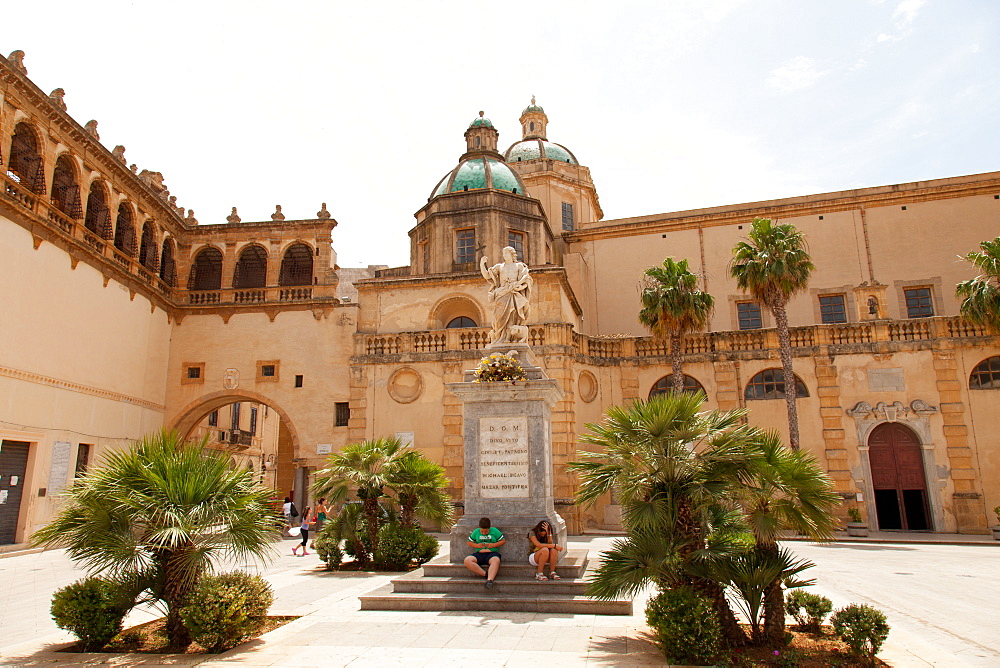 Piazza della Repubblica and Santissimo Salvatore Cathedral, Mazara del Vallo, Sicily, Italy, Europe