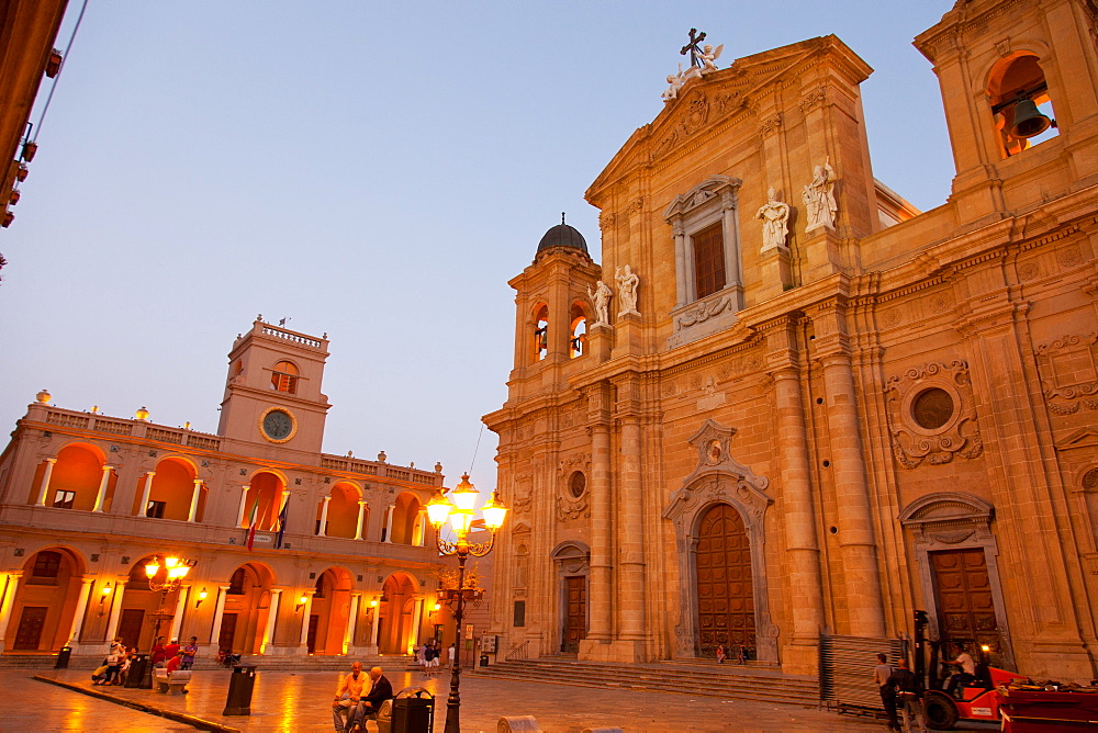 Palazzo VII Aprile, home of Marsala Town Hall, and Chiesa Madre dedicated to St. Thomas of Canterbury, Piazza della Repubblica, Marsala, Sicily, Italy, Europe