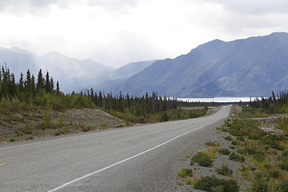 Highway with a view of the Saint Elias Mountain Range in Kluane National Park and Reserve, Yukon Territory, Canada, North America