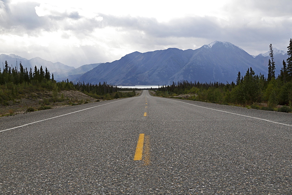 Highway with a view of the Saint Elias Mountain Range in Kluane National Park and Reserve, Yukon Territory, Canada, North America