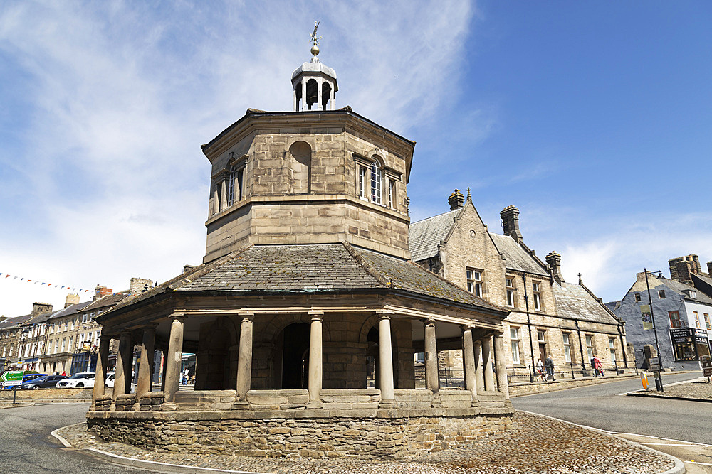 The octagonal Market Cross (Butter Market) (Break's Folley), a Grade I Listed Building built by Thomas Breaks, dating from 1747, Barnard Castle, County Durham, England, United Kingdom, Europe