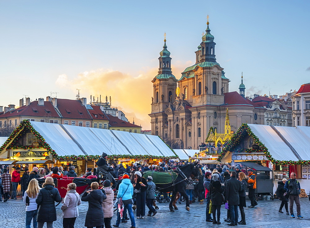 Church of St. Nicholas and Christmas Markets, Staromestske namesti (Old Town Square), Stare Mesto (Old Town), UNESCO World Heritage Site, Prague, Czech Republic, Europe