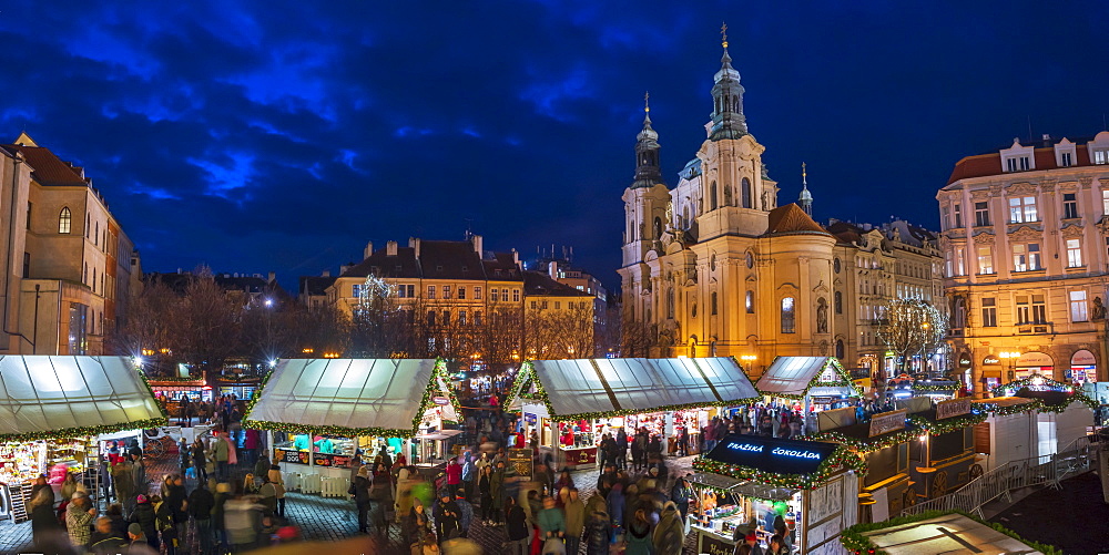 Church of St. Nicholas and Christmas Markets, Staromestske namesti (Old Town Square), Stare Mesto (Old Town), UNESCO World Heritage Site, Prague, Czech Republic, Europe