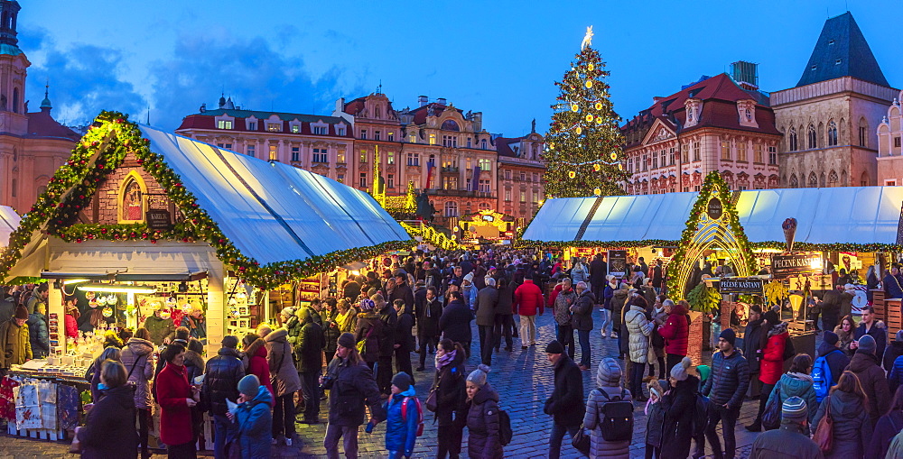 Christmas Market, Staromestske namesti (Old Town Square), Stare Mesto (Old Town), UNESCO World Heritage Site, Prague, Czech Republic, Europe