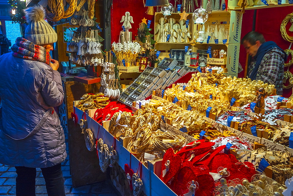 Christmas Market, Staromestske namesti (Old Town Square), Stare Mesto (Old Town), Prague, Czech Republic, Europe