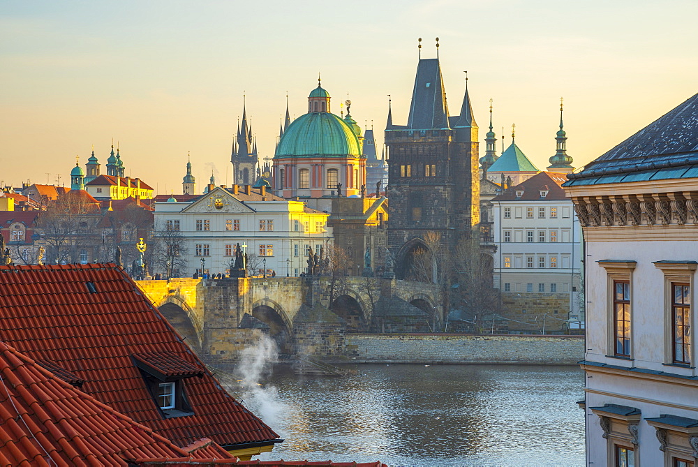 Charles Bridge (Karluv Most) over River Vltava, UNESCO World Heritage Site, Prague, Czech Republic, Europe