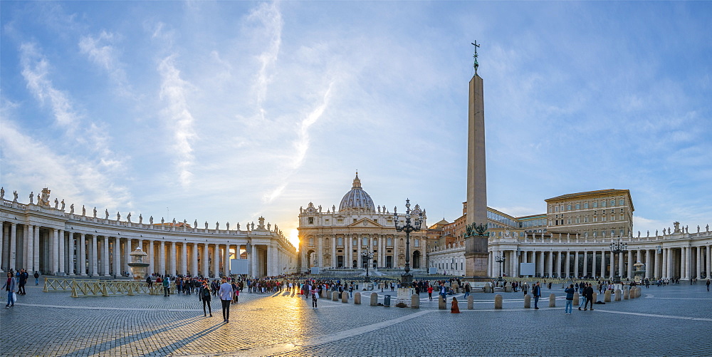 St. Peter's Square, St. Peter's Basilica, UNESCO World Heritage Site, The Vatican, Rome, Lazio, Italy, Europe