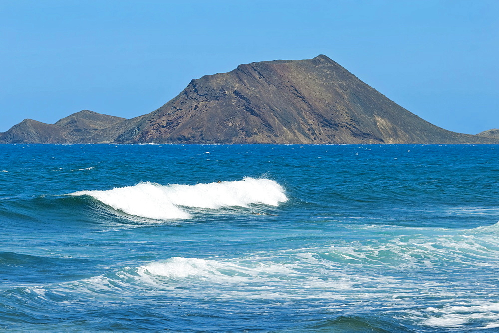 Lobos Island, a nature reserve and La Caldera volcano, just north of this resort, Corralejo, Fuerteventura, Canary Islands, Spain, Atlantic, Europe