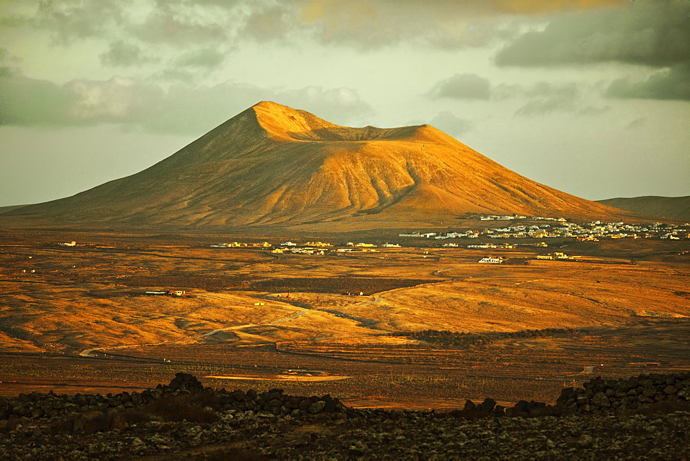 Montana Arena cone at sunset, one of a chain of volcanoes south of Corralejo, Villaverde, Fuerteventura, Canary Islands, Spain, Europe