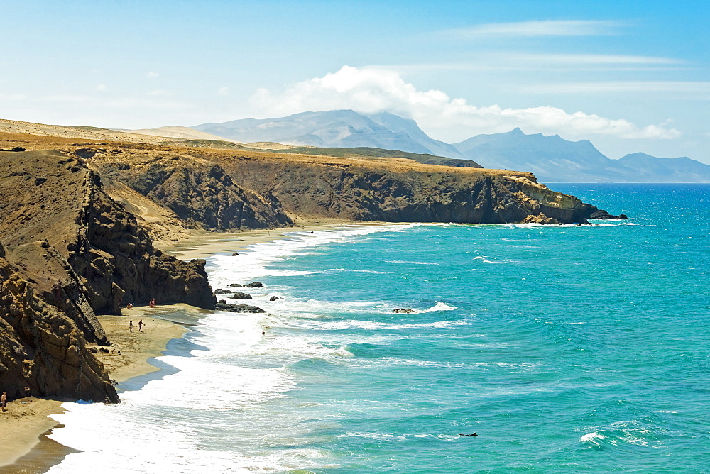 La Pared surf beach and the Parque Natural Jandia mountains beyond on the southwest coast, La Pared, Fuerteventura, Canary Islands, Spain, Atlantic, Europe