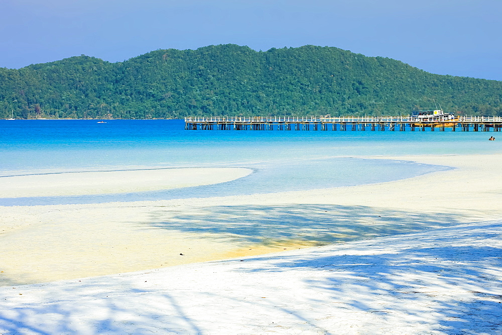 Beautiful white sand beach on this popular holiday island, Koh Rong Sanloem Island, Sihanoukville, Cambodia, Indochina, Southeast Asia, Asia