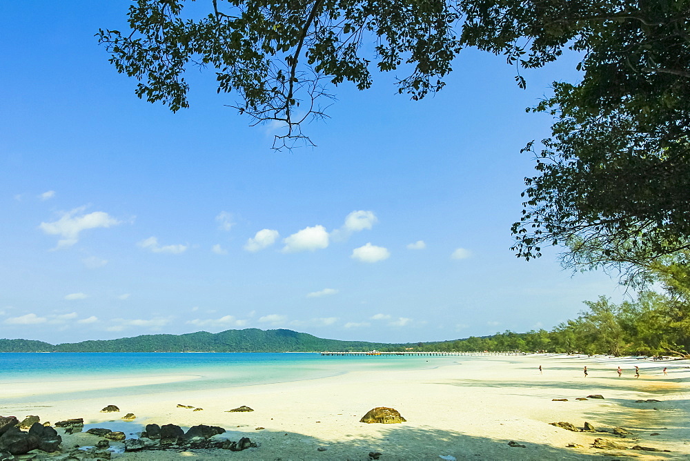 Beautiful white sand beach on this popular holiday island, Koh Rong Sanloem Island, Sihanoukville, Cambodia, Indochina, Southeast Asia, Asia