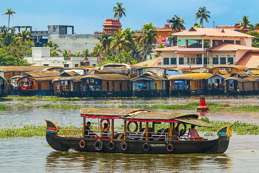 Tour boat and houseboats for the popular backwater cruises, a major tourist attraction, Alappuzha (Alleppey), Kerala, India, Asia