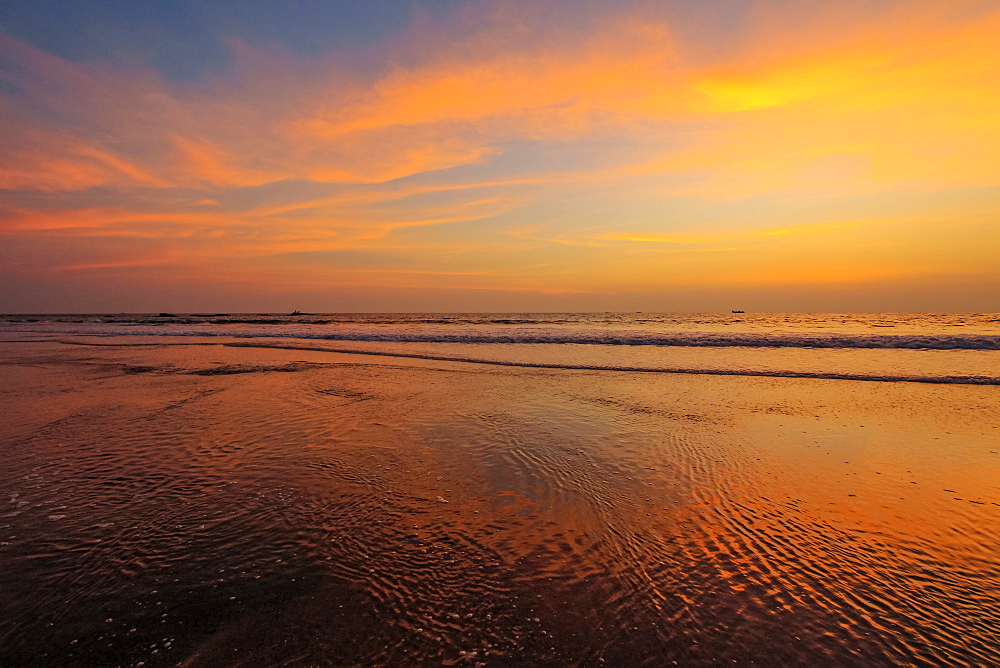 Stunning sunset on lovely unspoilt Kizhunna Beach, south of Kannur on the state's north coast, Kannur, Kerala, India, Asia