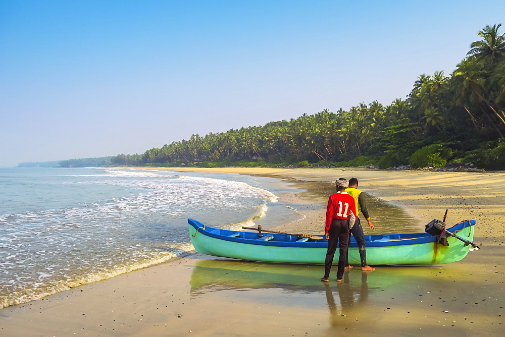 Fishermen with boat on beautiful Kizhunna Beach, south of Kannur on the Keralan north coast, Kizhunna, Kannur, Kerala, India, Asia