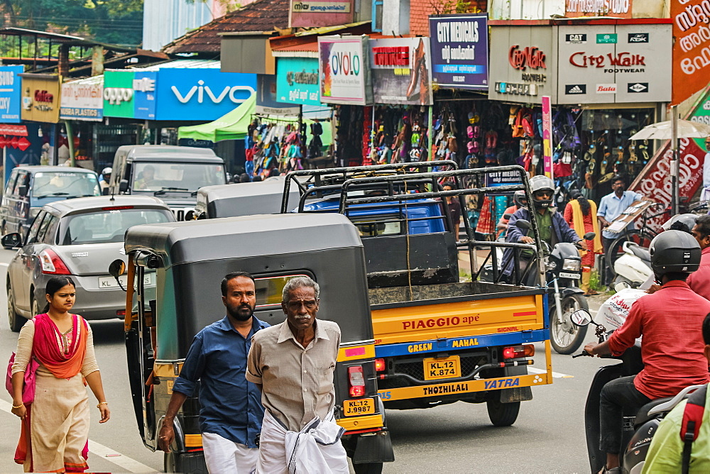 Bustling Main Road in Kalpetta, the busy tea, coffee and tourism town in scenic Wayanad district, Kalpetta, Wayanad, Kerala, India, Asia