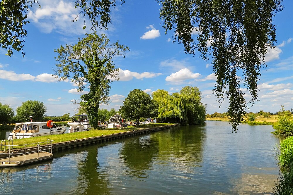 Motor boats moored at Days Lock on the River Thames between Dorchester and Little Wittenham, Dorchester-on-Thames, Oxfordshire, England, United Kingdom, Europe