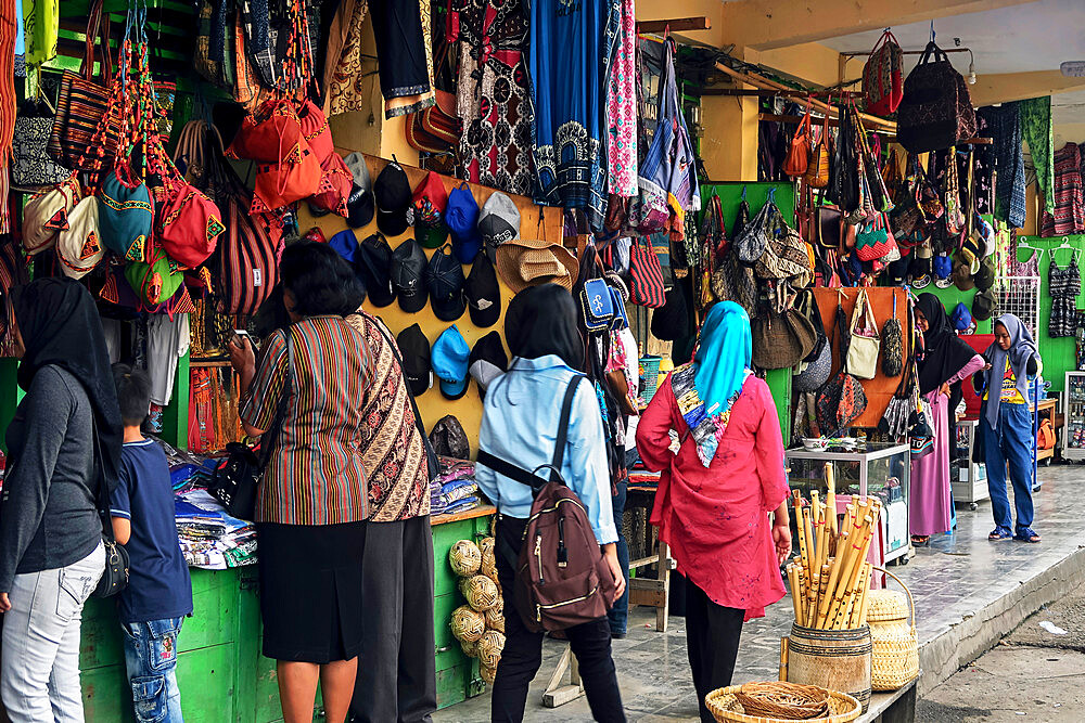 Colourful bags and other souvenirs at the market in centre of the North Torajan capital, Rantepao, Toraja, South Sulawesi, Indonesia, Southeast Asia, Asia