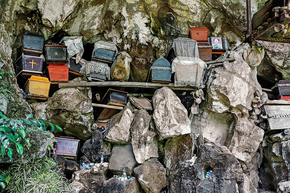 Coffins hung high up for more status at Londa caves, south of Rantepao city, Londa, Rantepao, Toraja, South Sulawesi, Indonesia, Southeast Asia, Asia